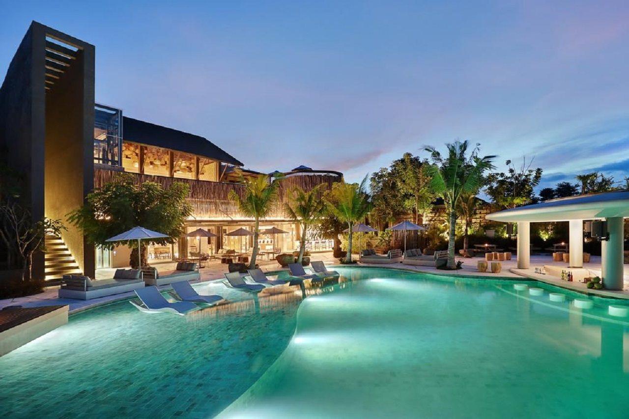 Cross Bali Breakers Hotel Jimbaran  Exterior photo