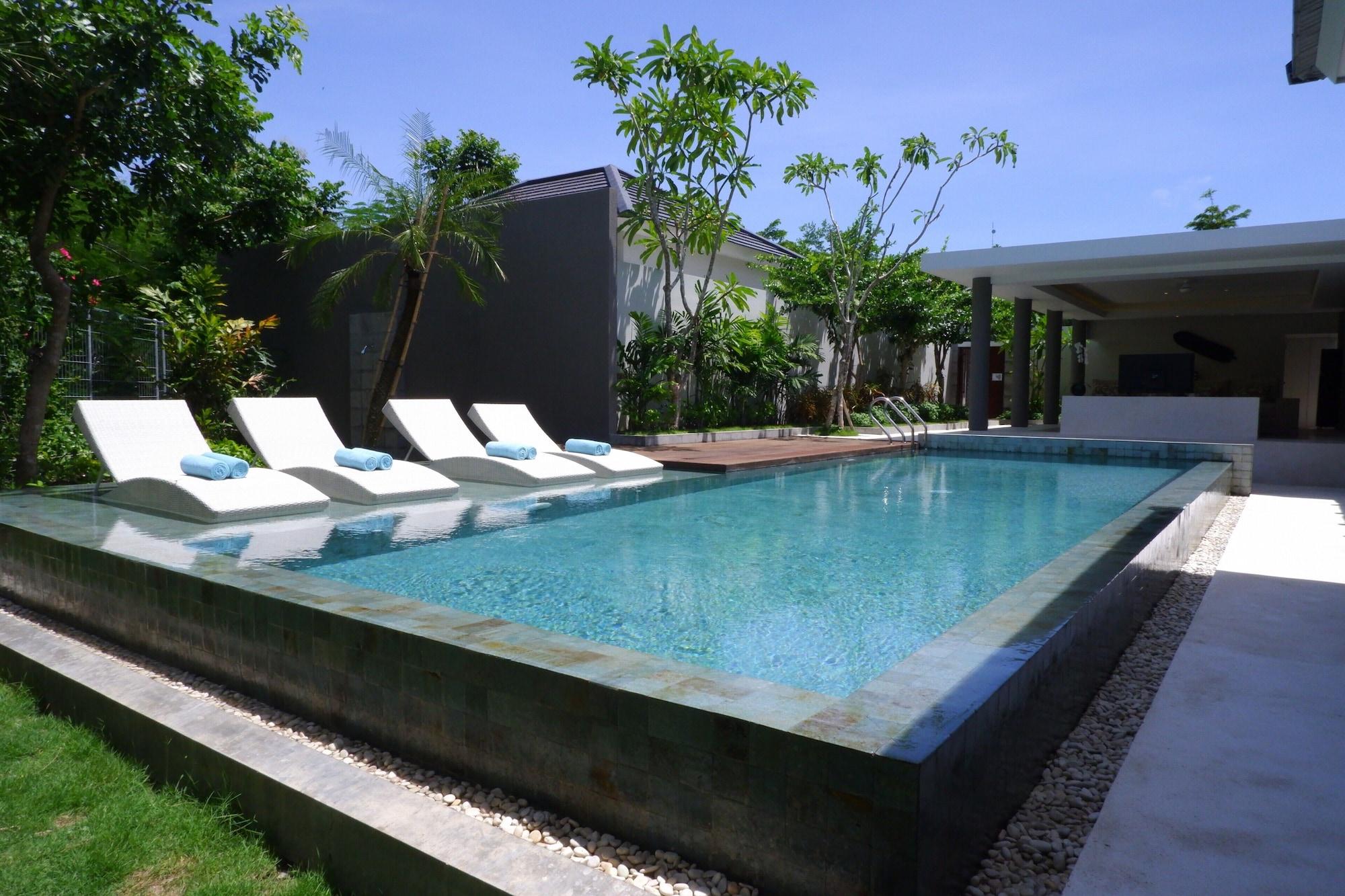 Cross Bali Breakers Hotel Jimbaran  Exterior photo