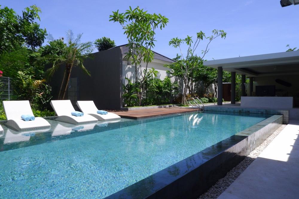 Cross Bali Breakers Hotel Jimbaran  Exterior photo